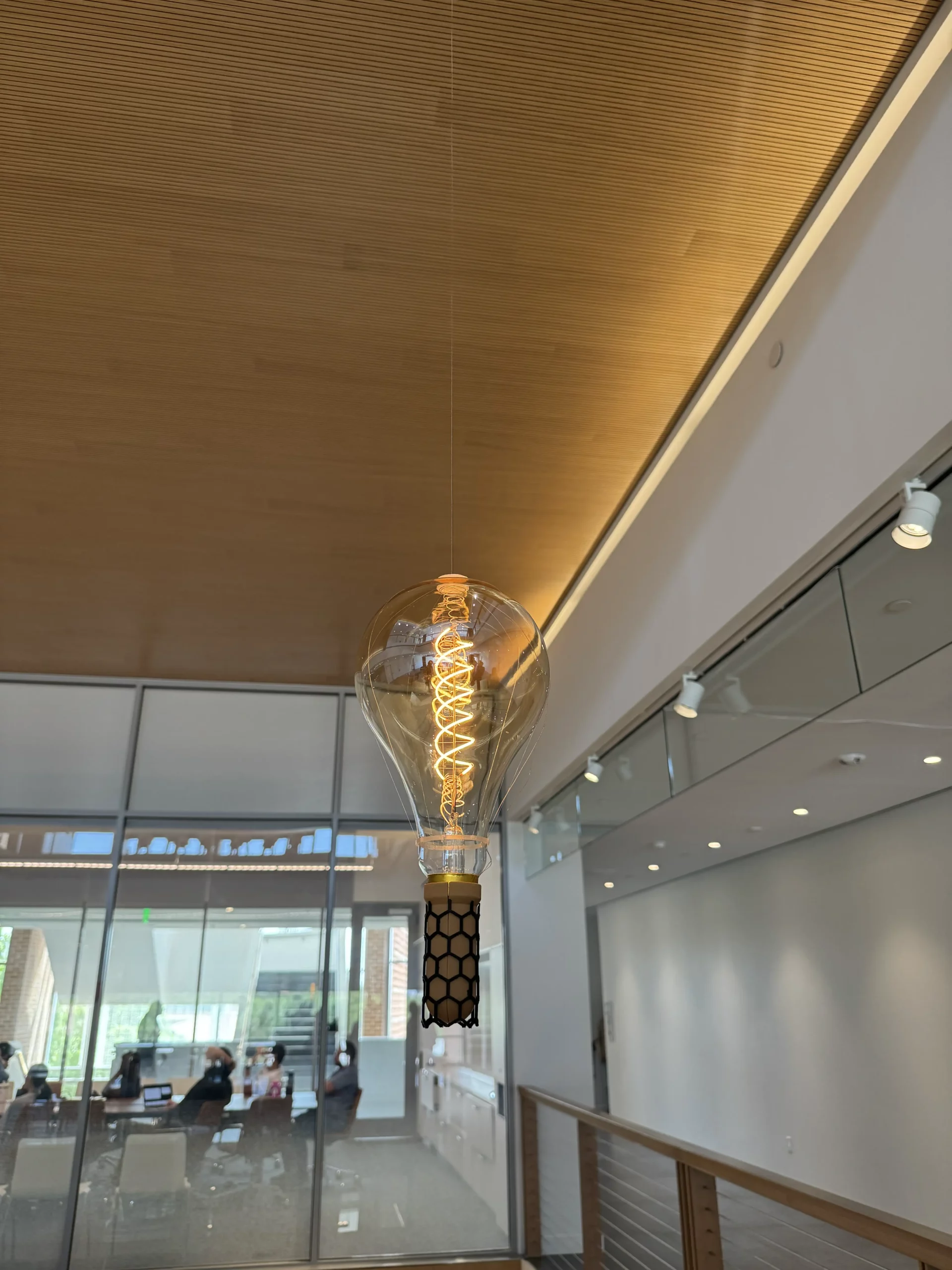 richard-smalley-galvorn-lightbulb Honoring Richard Smalley: A lightbulb simultaneously suspended and powered by Galvorn carbon nanotube fiber.